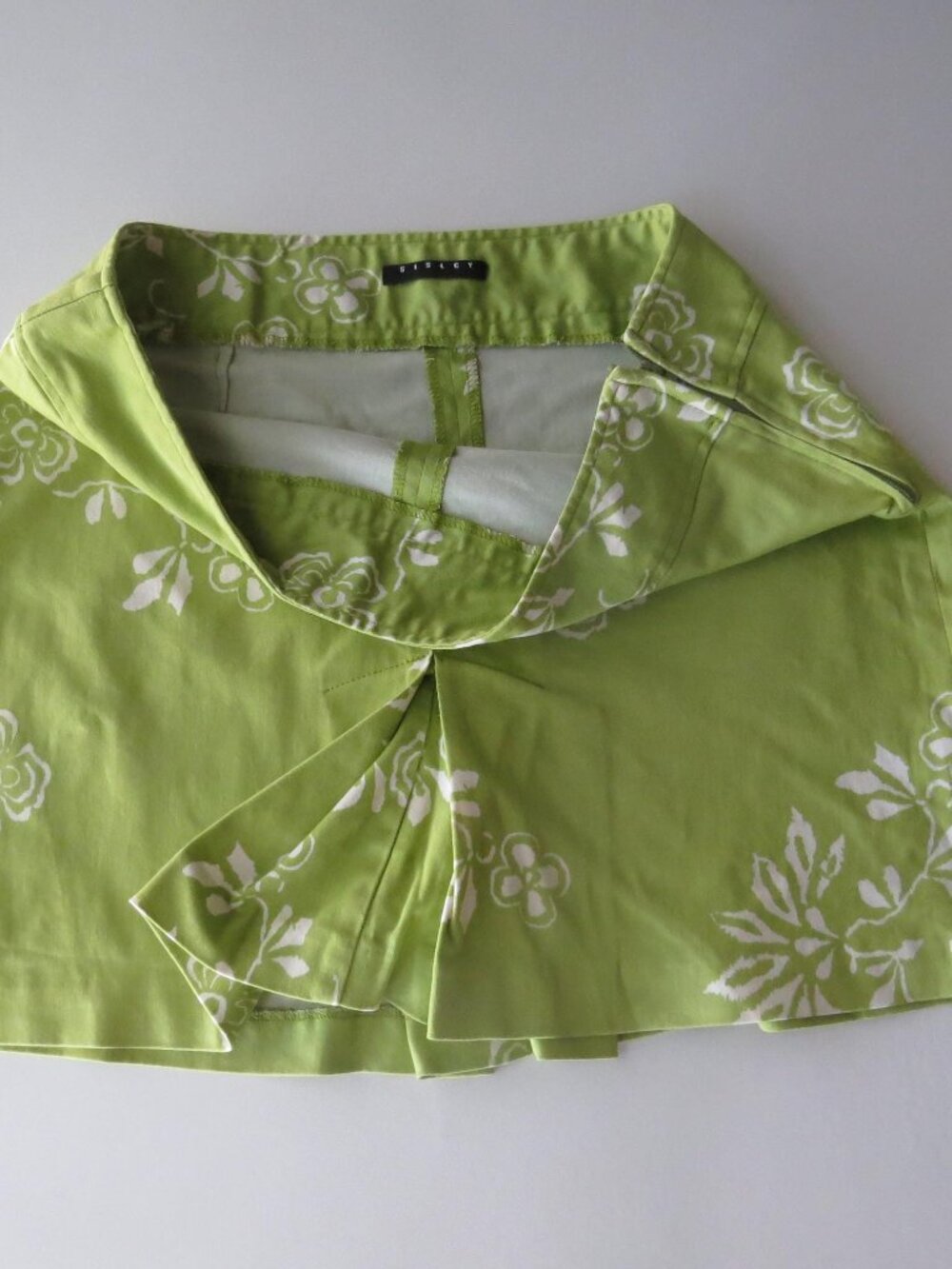 Sisley Lime Green Floral Mini Skirt, Made in Italy, 2000s Hawaiian Print Low-Ris